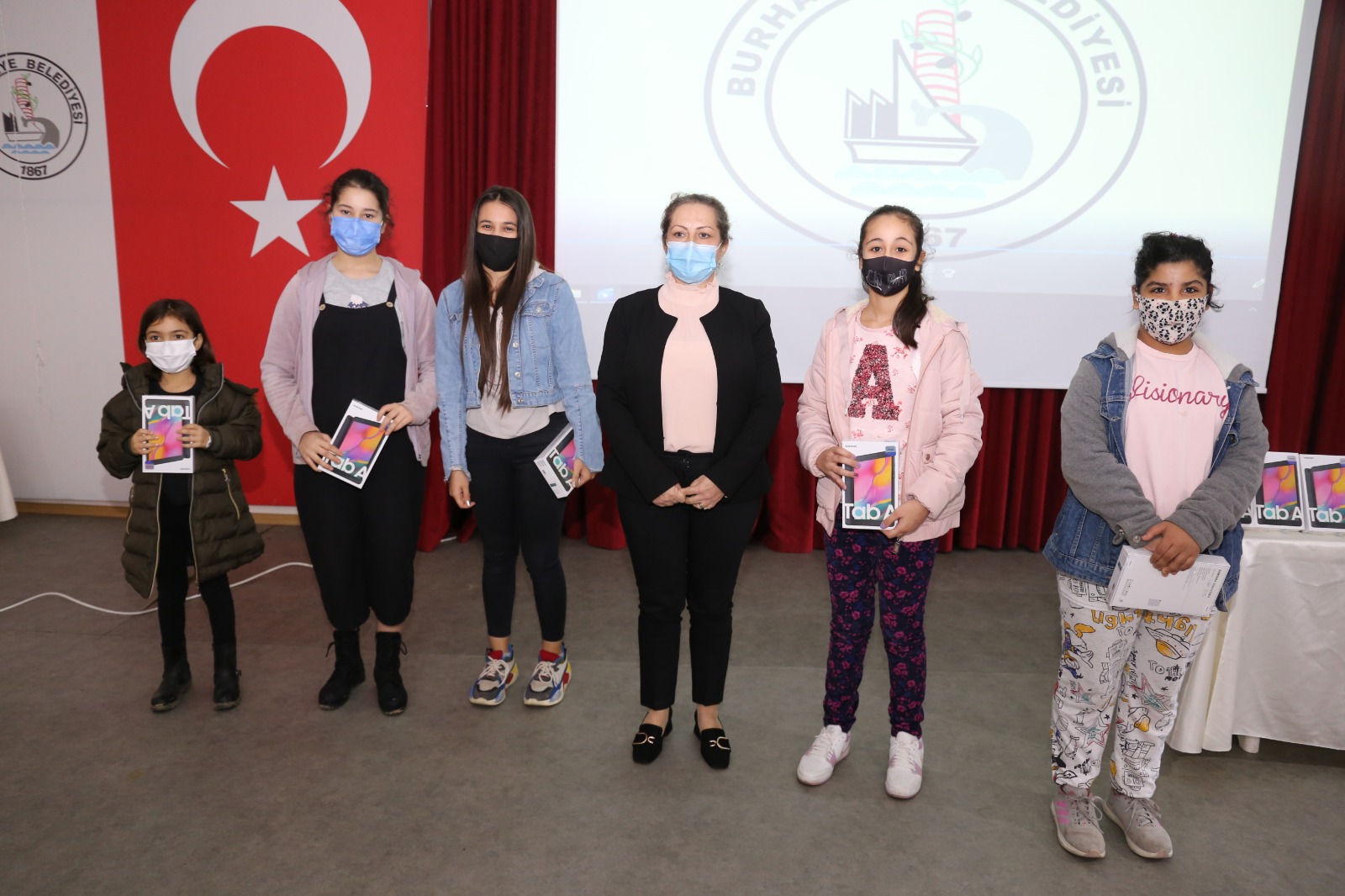 Burhaniye Belediyesi Tablet Dağıtımına Devam Ediyor (2)