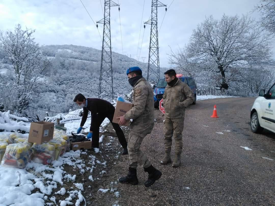 Gönen’de Karantinaya Alınan Bölgede Erzak Dağıtımı (1)